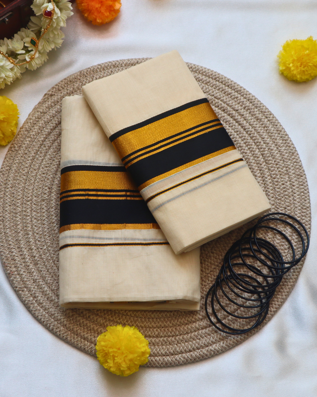 Set Mundu - Thick Black Gold Kara - Single